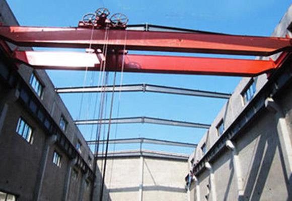 Gru a ponte a doppia trave azionata manualmente