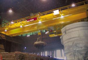 Gru a ponte a doppia trave con elettromagnete